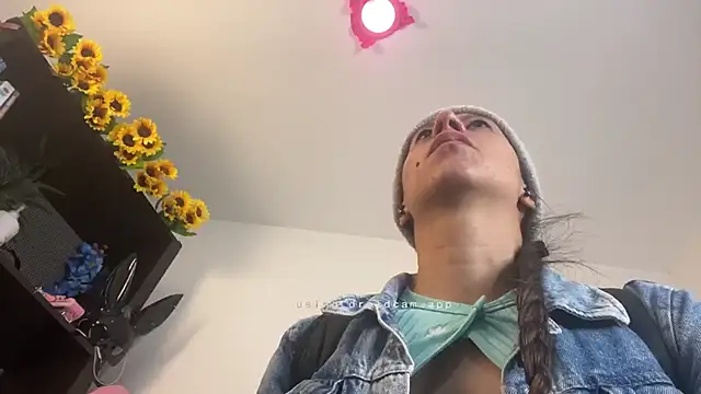 ItsAmara online show from April 11, 6:22 pm