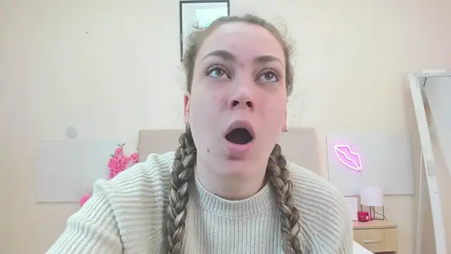 MelanieCuty online show from April 11, 5:24 am