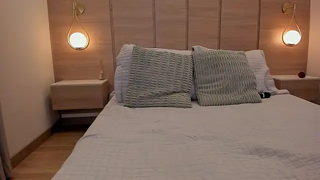 Emilia1040X online show from April 10, 1:28 pm