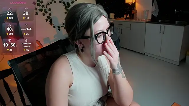 VexaVeylish online show from March 25, 6:00 pm