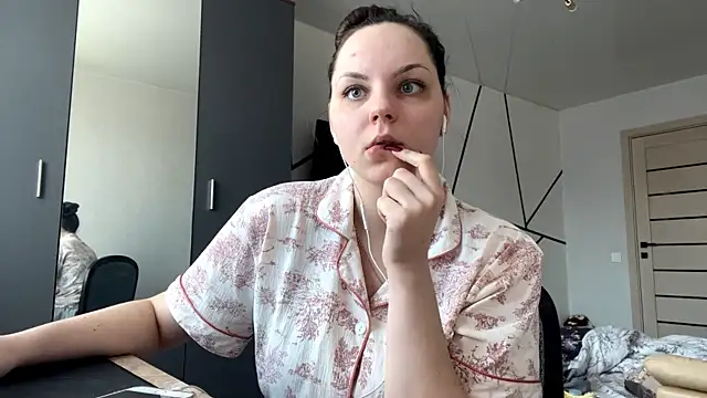 EmilyCroft online show from March 21, 1:27 pm