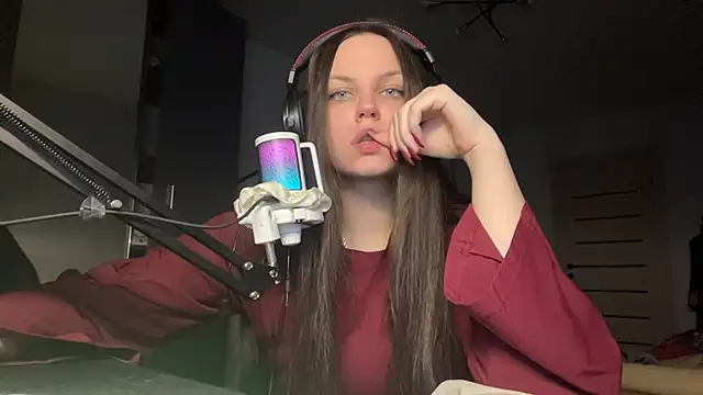 EmilyCroft online show from April 8, 4:53 pm