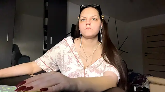 EmilyCroft online show from March 26, 9:16 pm