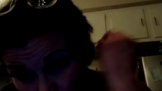 kitty-kitten82 online show from April 6, 9:10 am