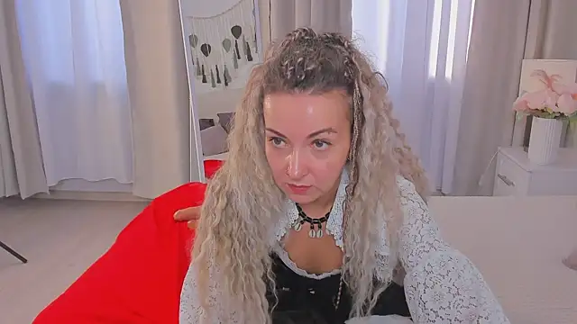 Lar Queen online show from March 30, 10:48 am