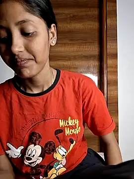 Pari lovers online show from April 5, 8:30 pm