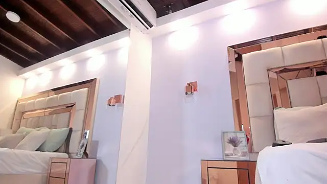 nicolnovaa online show from April 9, 5:40 pm