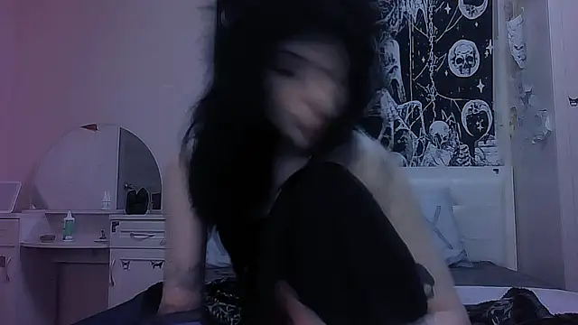 AllisonDeetz online show from April 10, 7:09 pm