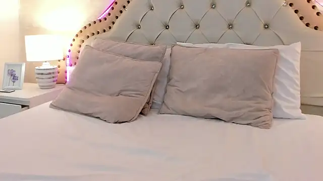 AlexaGiraud online show from March 31, 2:17 pm