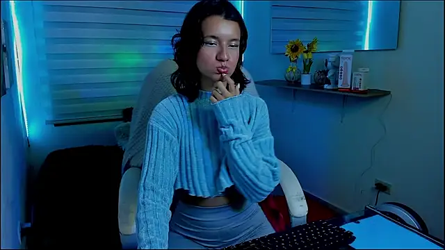 Clawdeen Hot online show from April 7, 4:47 am