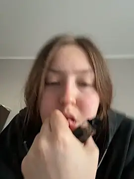 charmingggirl online show from April 12, 3:15 pm