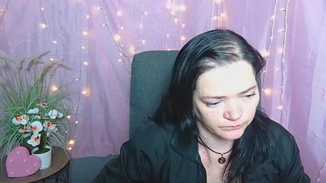 LauraFinn online show from April 19, 6:13 am