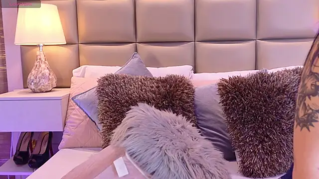 MiaNeill online show from April 6, 8:54 pm