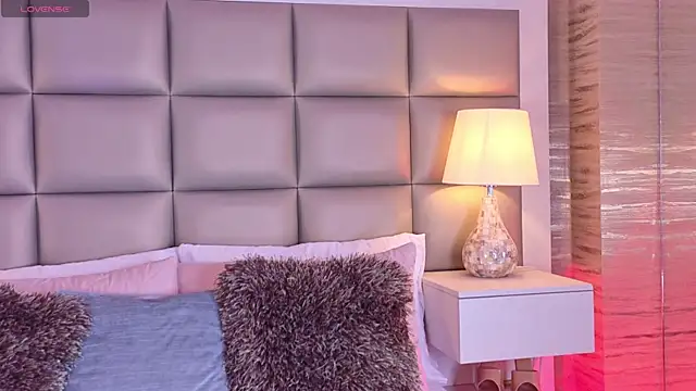 MiaNeill online show from April 4, 10:41 pm