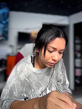 Laila LS online show from April 7, 1:35 pm