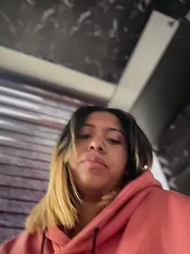 Laila LS online show from April 4, 3:22 pm