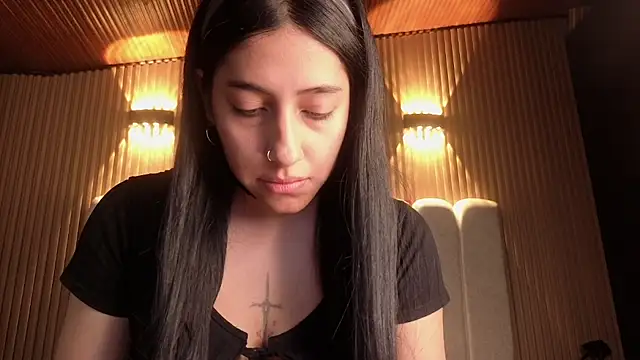 Melannyy V online show from April 9, 1:05 pm