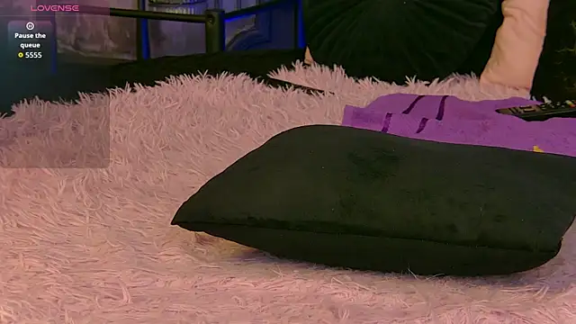 DivaCassie online show from April 6, 8:32 pm