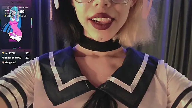 Layla Muur online show from April 10, 6:25 pm