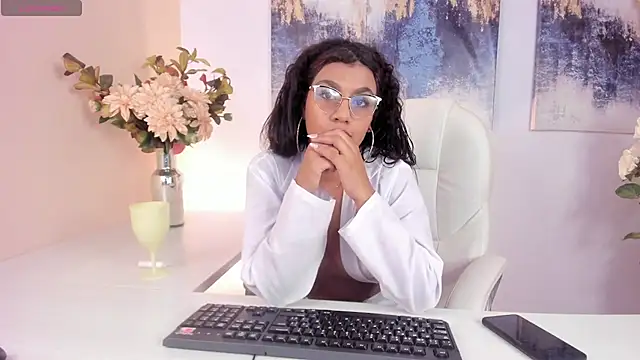 lunavelvet   online show from April 10, 1:06 pm