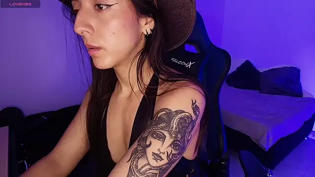 Nicolwhitee online show from April 1, 12:39 pm