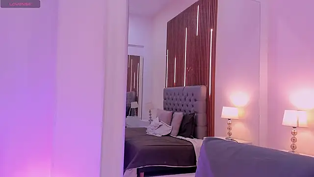 LiaSalvatore online show from April 11, 1:37 pm