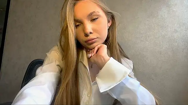 CarolineNine online show from March 29, 12:59 pm