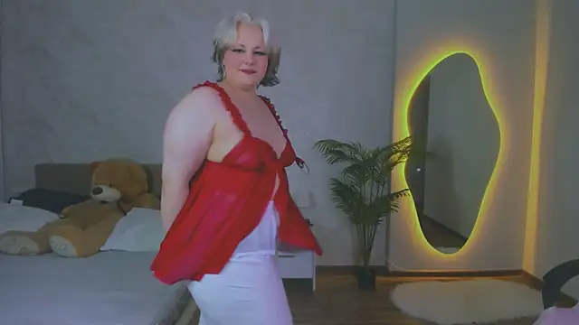 -HwasaMoore online show from March 22, 8:15 pm