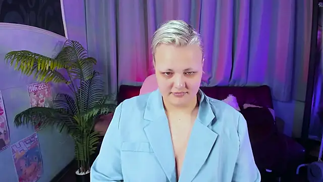 -HwasaMoore online show from April 15, 5:41 am