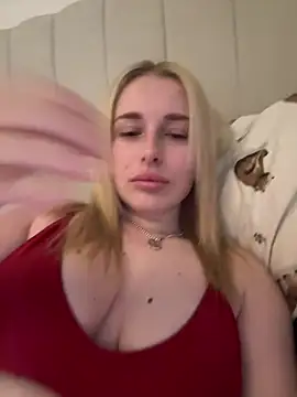 EloiseeUKK online show from March 23, 7:25 am