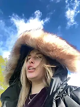 EloiseeUKK online show from April 16, 8:25 am