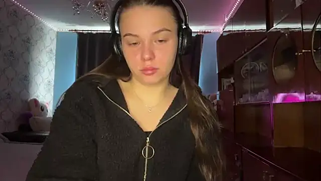 ThedaStrevell online show from April 8, 7:54 am