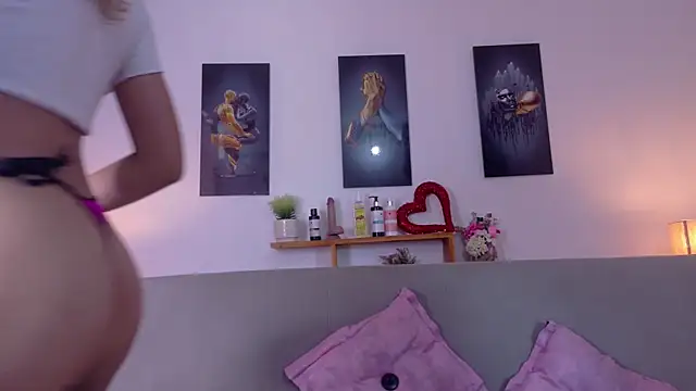 lia valmont 01 online show from April 15, 6:52 pm