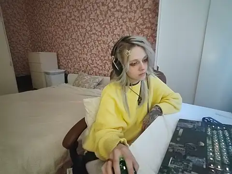 StijenaHunt online show from April 12, 1:58 pm