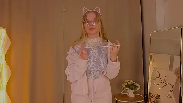 AlicaCohill online show from April 9, 7:08 pm