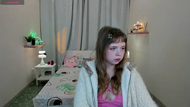 LeonaHicks online show from March 26, 6:04 am