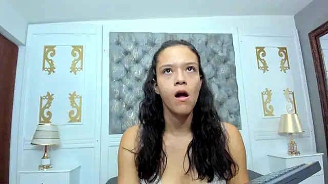 LunaWarner18 online show from April 4, 1:54 pm