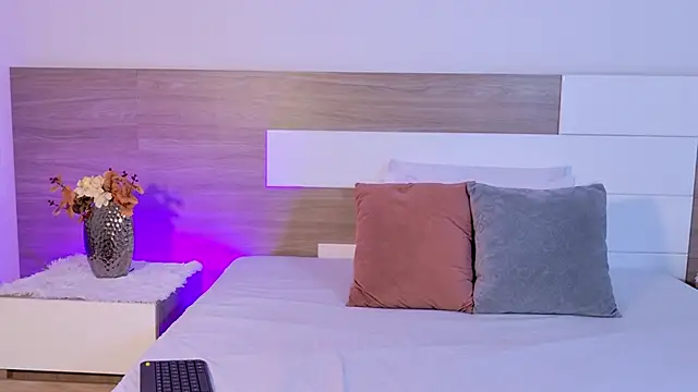 LindaBenetti online show from April 9, 11:37 am