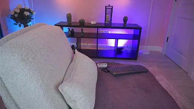 OlyviaDelight online show from March 28, 7:35 pm