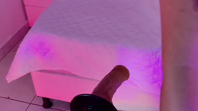 Aly leee online show from April 11, 6:00 pm