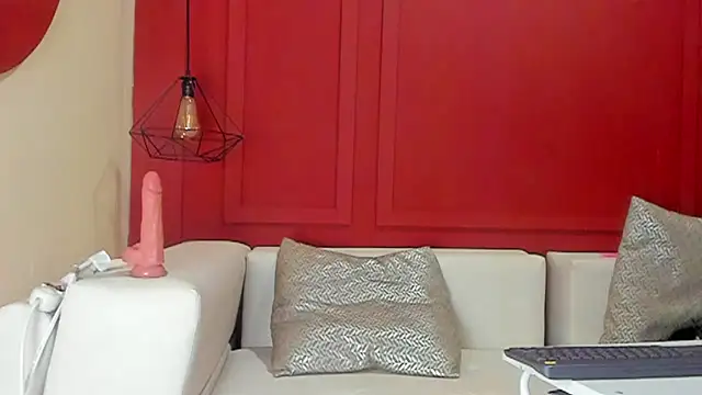 kloeMadels online show from April 11, 1:55 am