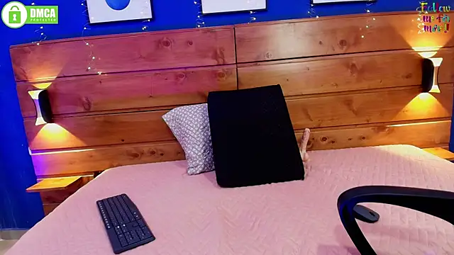 HoneyLeslie online show from March 26, 10:44 pm