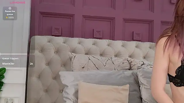 LouiseFleen online show from April 6, 4:46 am