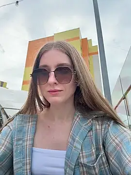 AliceVilliers online show from July 7, 11:03 am