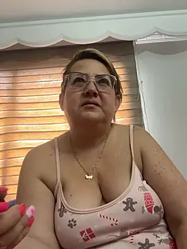 Martinacurvy  online show from April 12, 6:43 pm