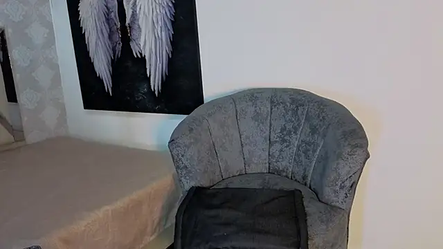 leyla dikens  online show from April 14, 1:22 pm