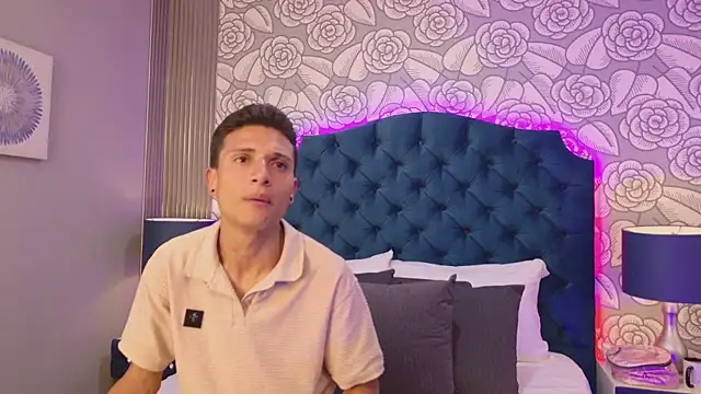 ChloeAndJeanPaul online show from April 15, 3:18 am