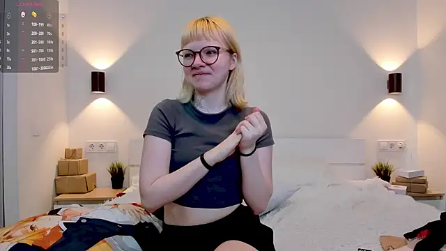 Snapshot of EIanorPuglia chatting on April 11, 7:45 am EIanorPuglia online show from April 11, 7:45 am