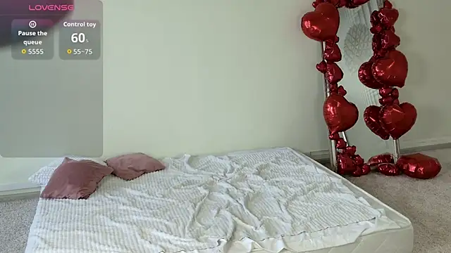 Lilly Eyes online show from April 5, 1:21 pm