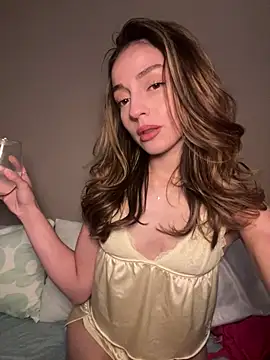 CamilaaLove online show from April 16, 4:24 am